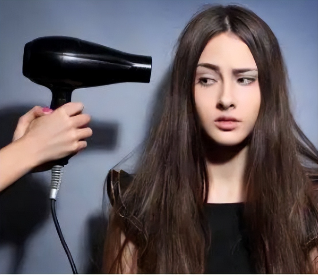 男生洗完头发自然干还是吹干,洗完头要吹干还是自然干