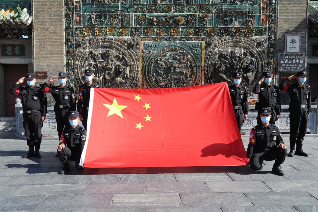 节日我在岗护航群众平安出行,节日我在岗交警坚守一线保畅通