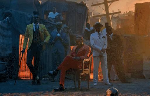 非洲最奇葩的贫民窟,捡剩饭也要花20万买名牌西装,只为上街遛一圈