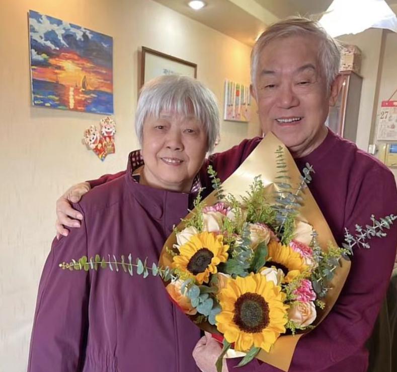 老戏骨吃路边摊,老戏骨高明街头喝饮料