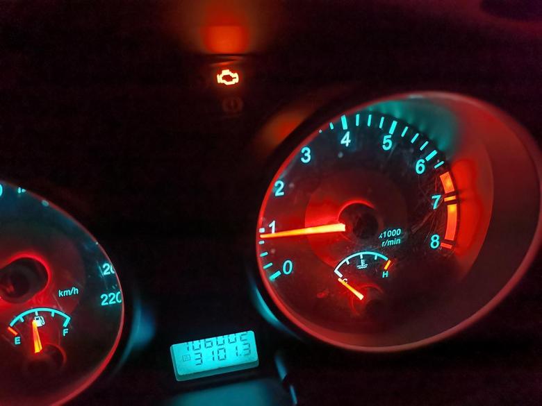 汽车所有危险指示灯都亮了怎么办,汽车行驶中突然警告指示灯亮