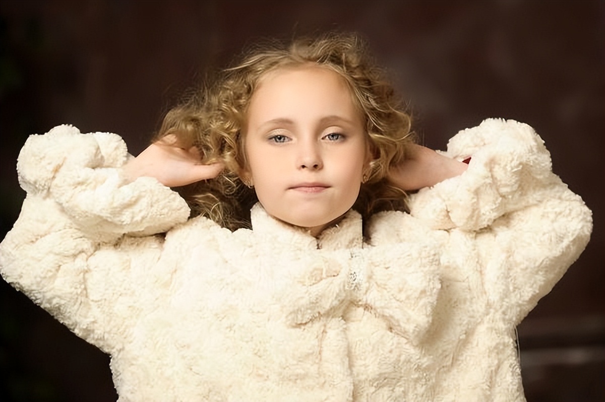 头上长痘一抠就有头皮屑,头上长了颗痘痘结痂掉皮