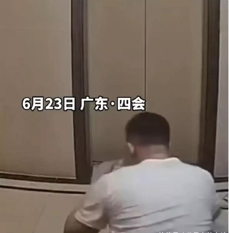 男子蹲在女人家门口，对女子鞋子进行狂舔，引发社会反思