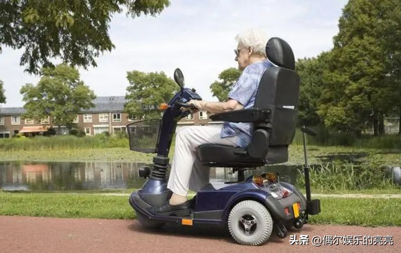骑电动轮椅上班真的好吗,年轻人坐电动轮椅出行真的可以吗