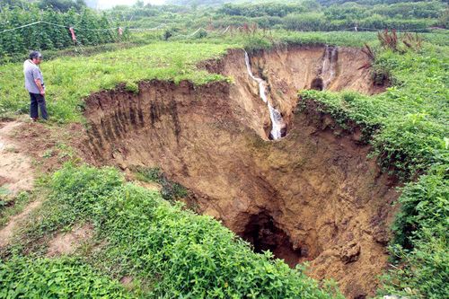 淄博村庄田地惊现地面塌陷，专家说出原因，到底可信不？