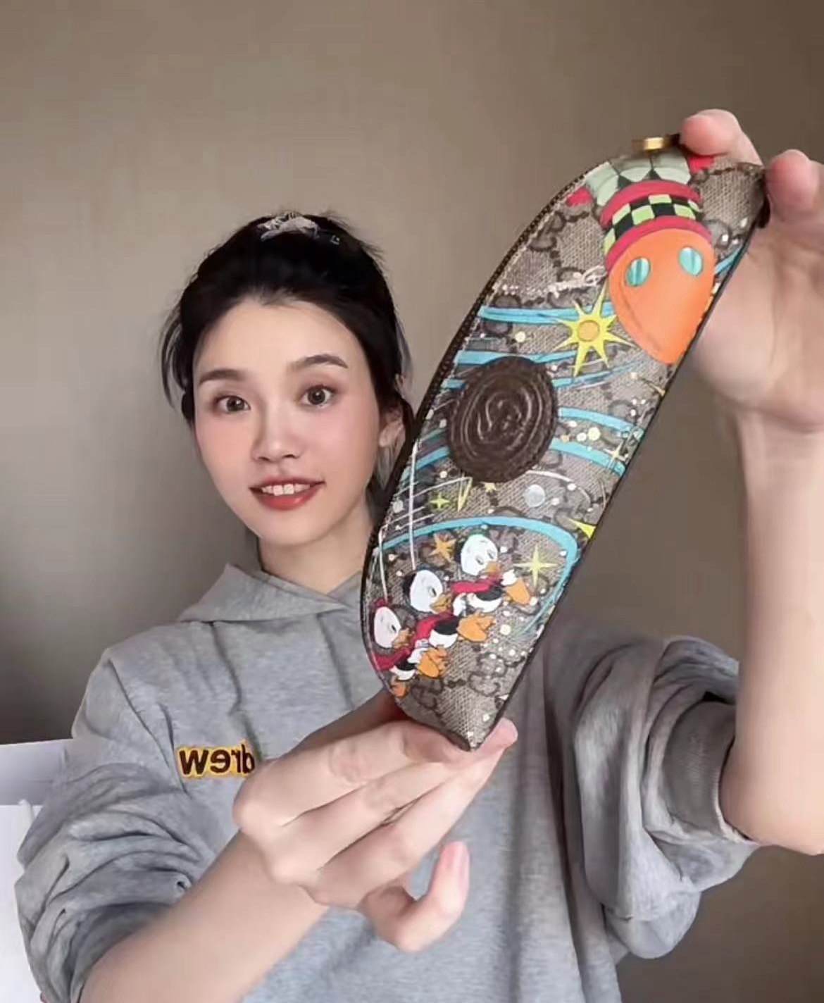 奚梦瑶1岁女儿背名牌包,奚梦瑶女儿庆生