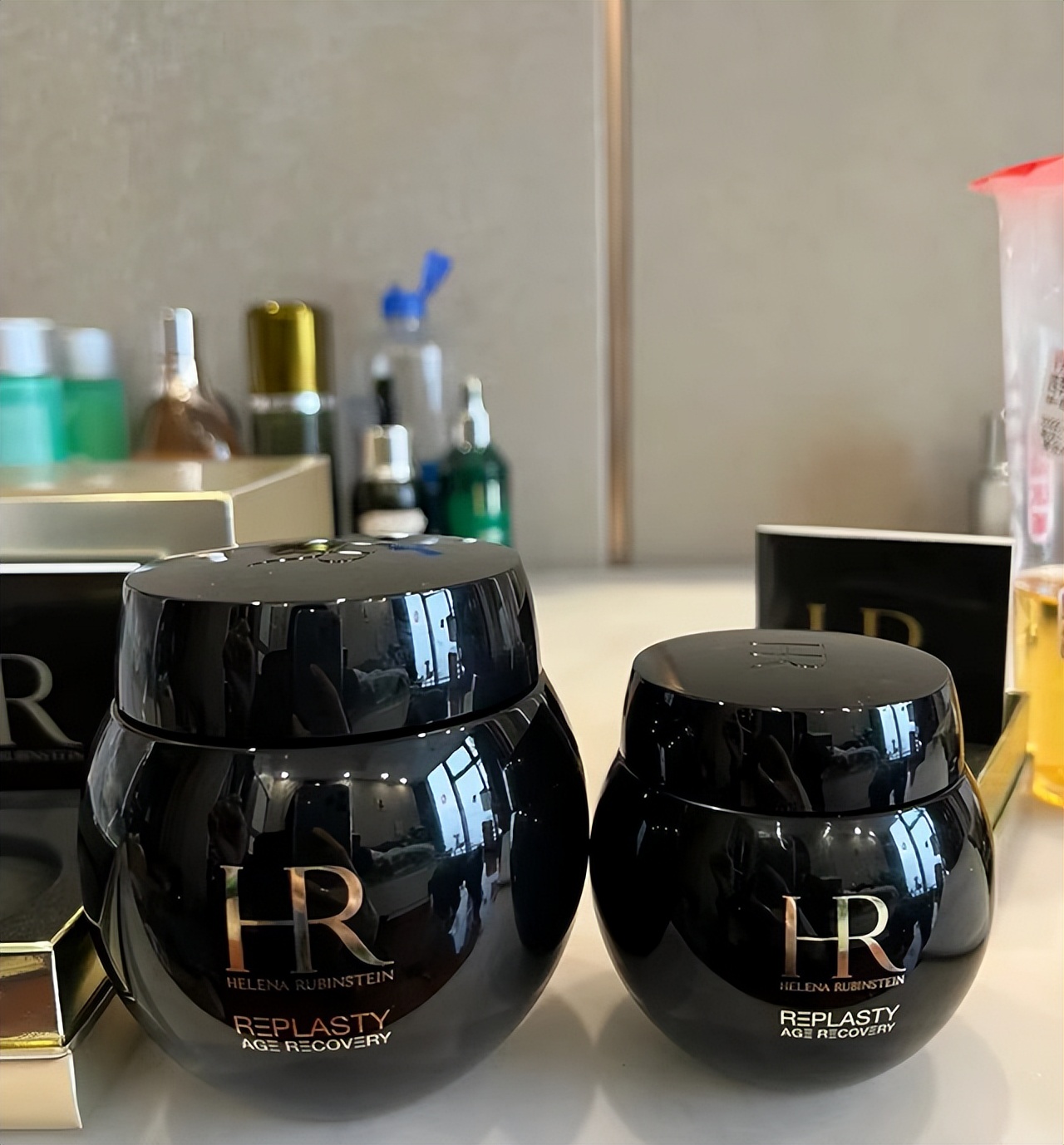 赫莲娜贵还是娇兰,为什么赫莲娜现在这么便宜