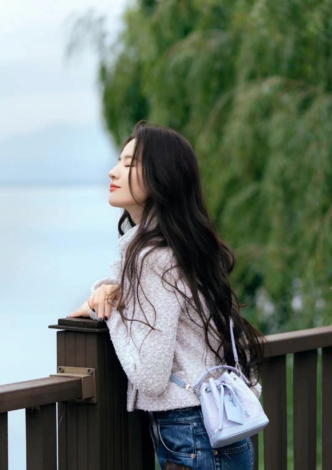 刘亦菲穿lv大衣走机场,刘亦菲一字带围巾