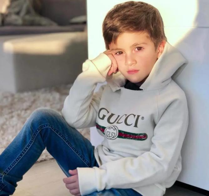 梅西致敬生命中最爱的两位女人,梅西球王真实感人故事