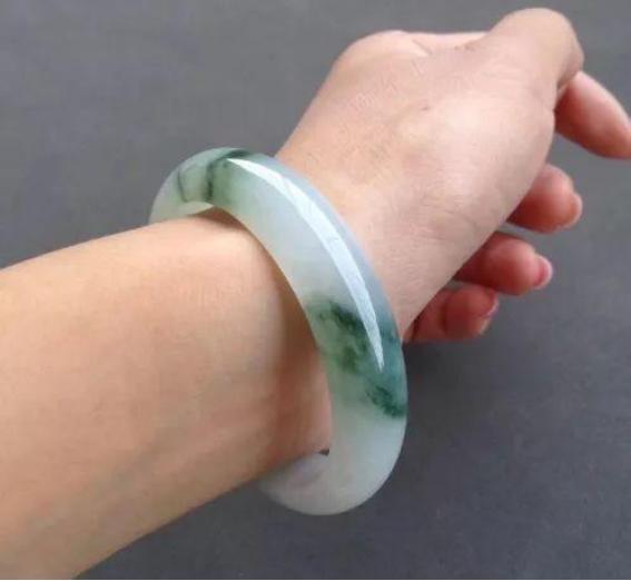 翡翠手镯是胶感好还是冰感好,翡翠手镯紧点好还是松点好