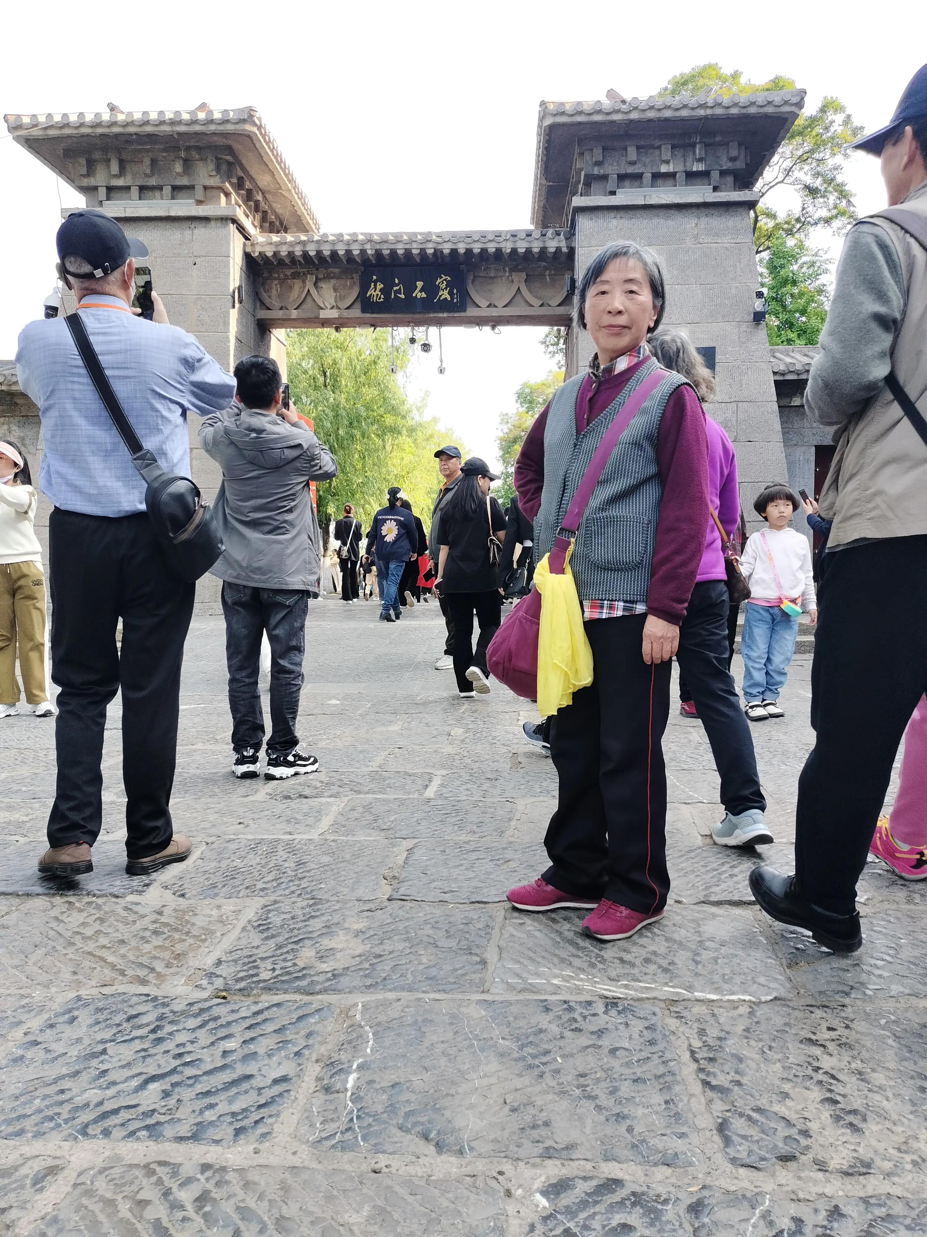 龙门石窟中国石刻艺术,龙门石窟被谁评为世界石刻最巅峰