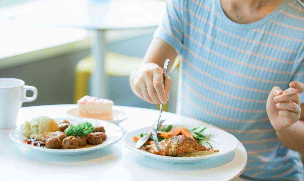 小女孩疑遭父母当街残忍虐待后续,一岁女婴被虐待