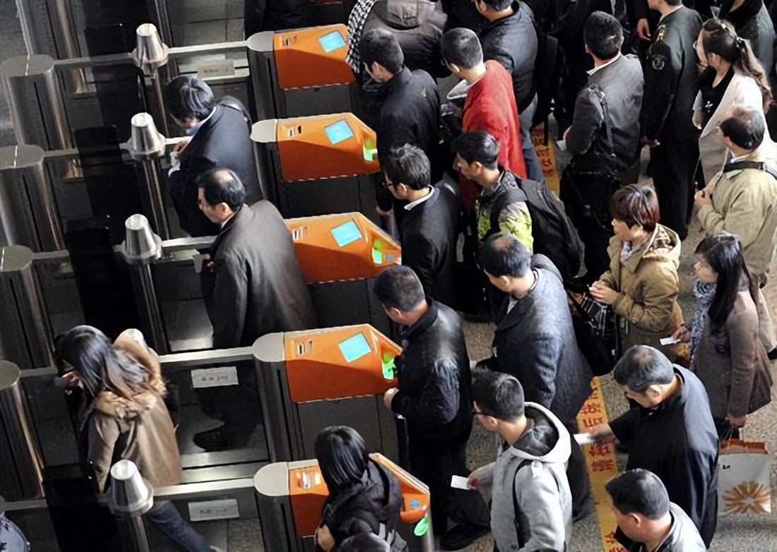 为何大家在火车站都排队买票，而不是直接用身份证取票？