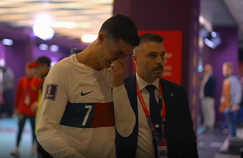 0：1！葡萄牙惨遭淘汰出局，C罗直接离场，情绪失控掩面哭泣