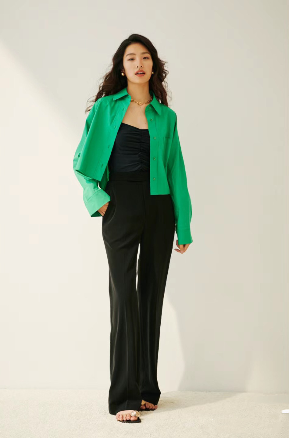 绿色的裤子配什么上衣好看图片女,绿色裤子配什么颜色上衣男生夏天