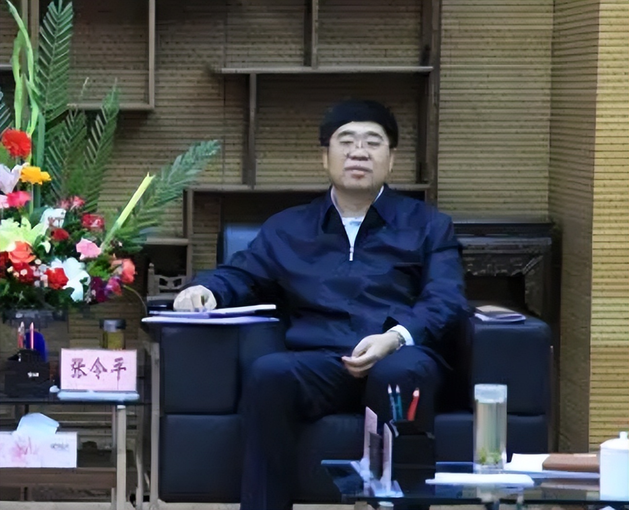 辱骂国土局局长“滚出去”，全家敛财超2000万，张令平的贪超想象