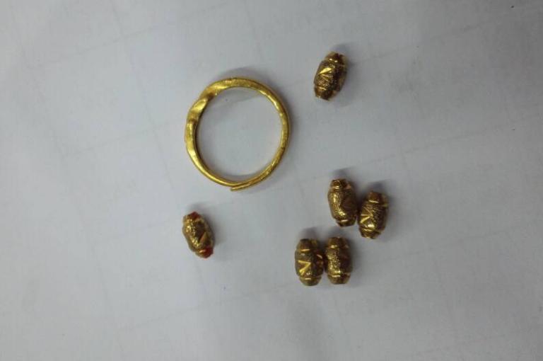 刚买的黄金首饰为什么会变色,黄金首饰一年变色发白了怎么维权