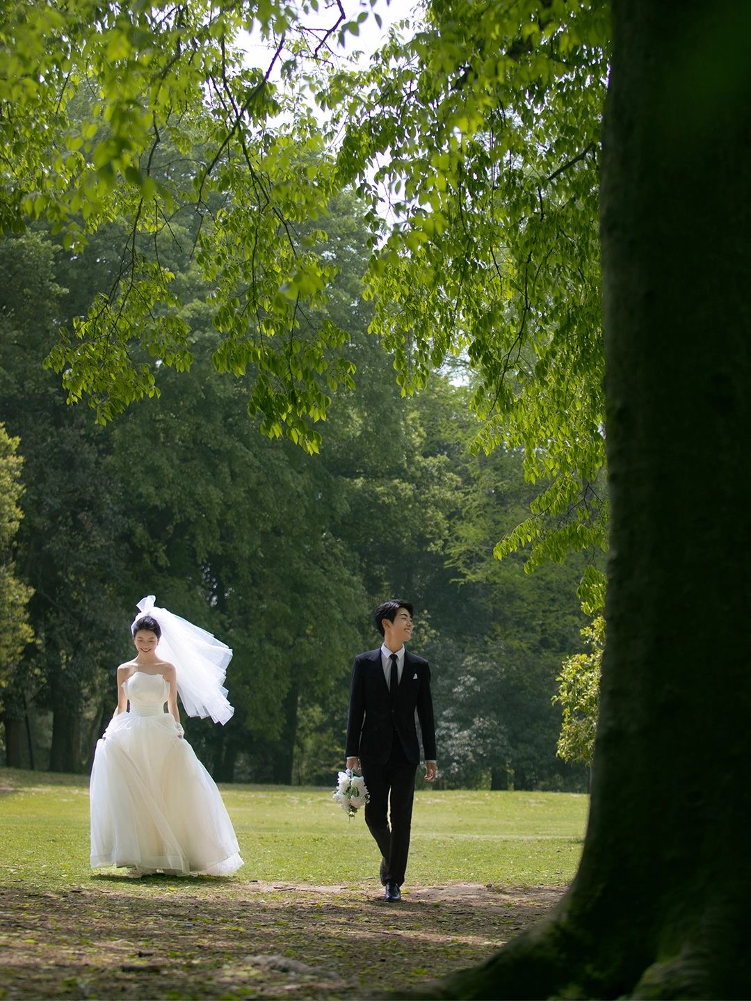 草坪蓝天白云森系婚纱照,森系可爱活泼草坪婚纱照