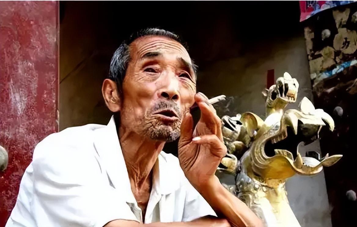 河南老汉靠造假发财,河南老汉制假