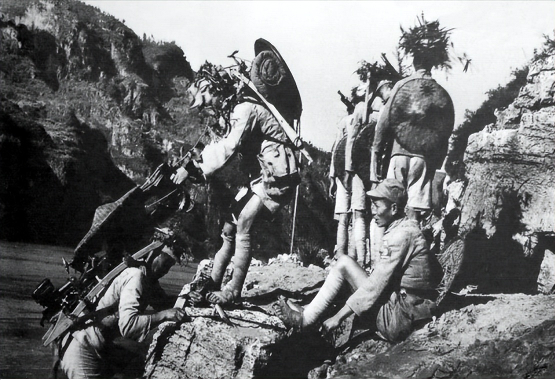 8个团拿不下日军500人，陈赓苦无对策，*伯承刘**提出：日军怕打屁股