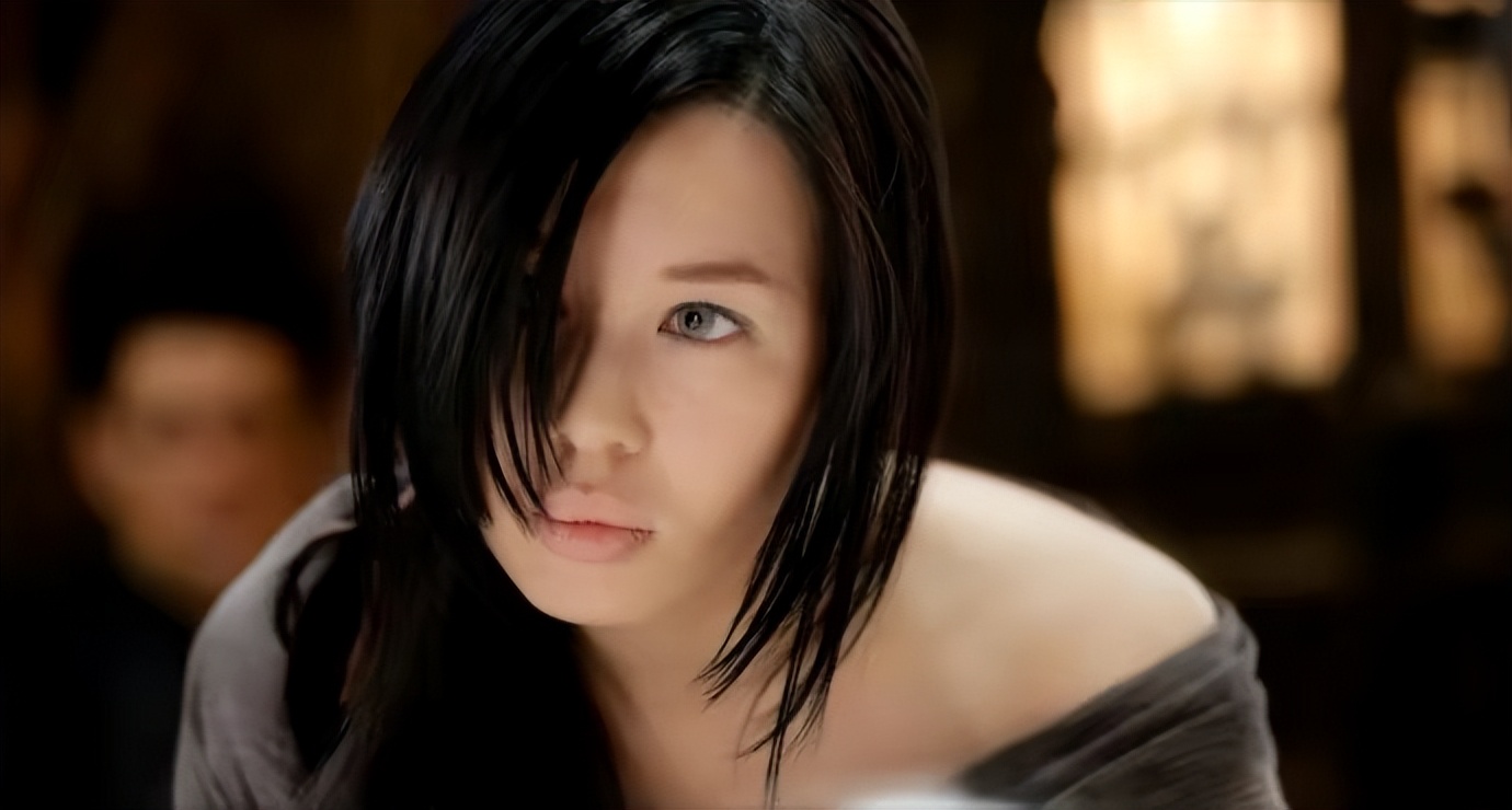 事实证明，“丰唇女神”余男的成功，靠的不是男人，而是自己