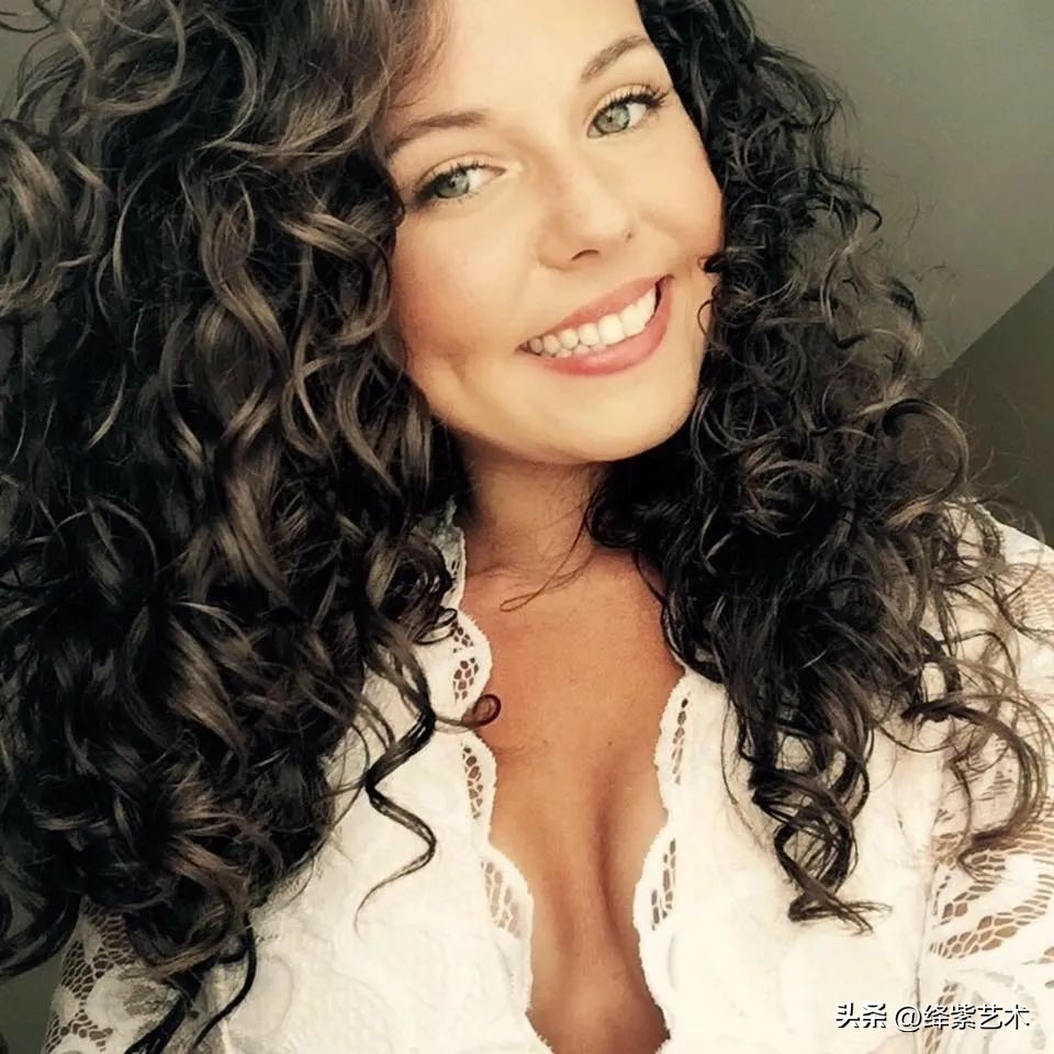 女画家用双手同时画画,用手画画女画家