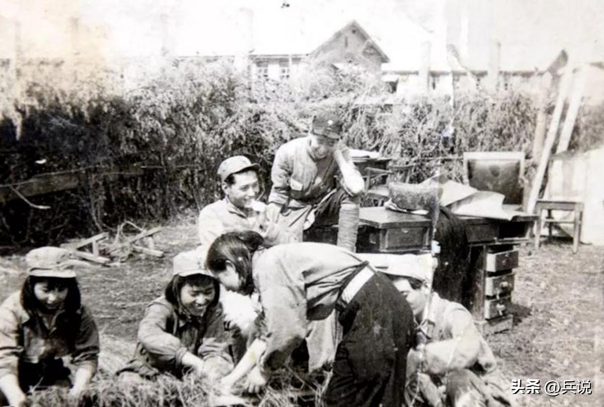 新四军女兵如厕，被大叔摁到被窝：从现在起，你是我老婆