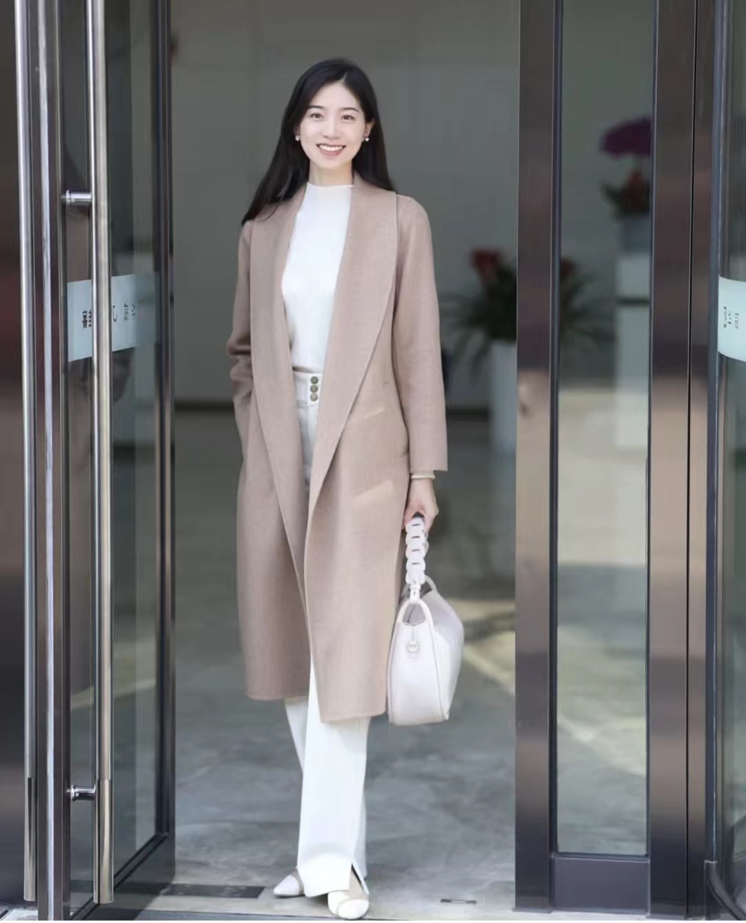 驼色大衣打底配什么颜色显高级,怎样选驼色大衣高级