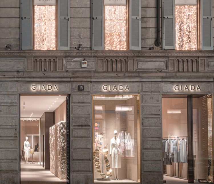 刘亦菲唐嫣穿衣打扮,刘亦菲唐嫣现代服装