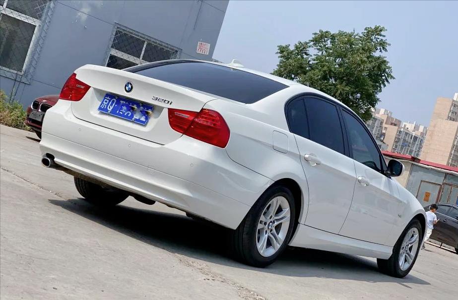 破烂不堪的废旧车变成新车的视频,宝马e90325i