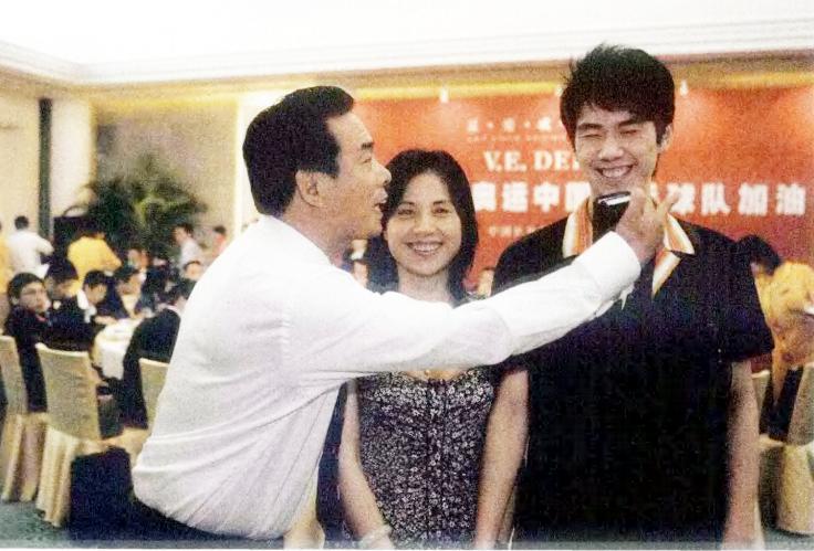 乒坛名帅蔡振华：曾向朋友借房住，儿子是当红男星