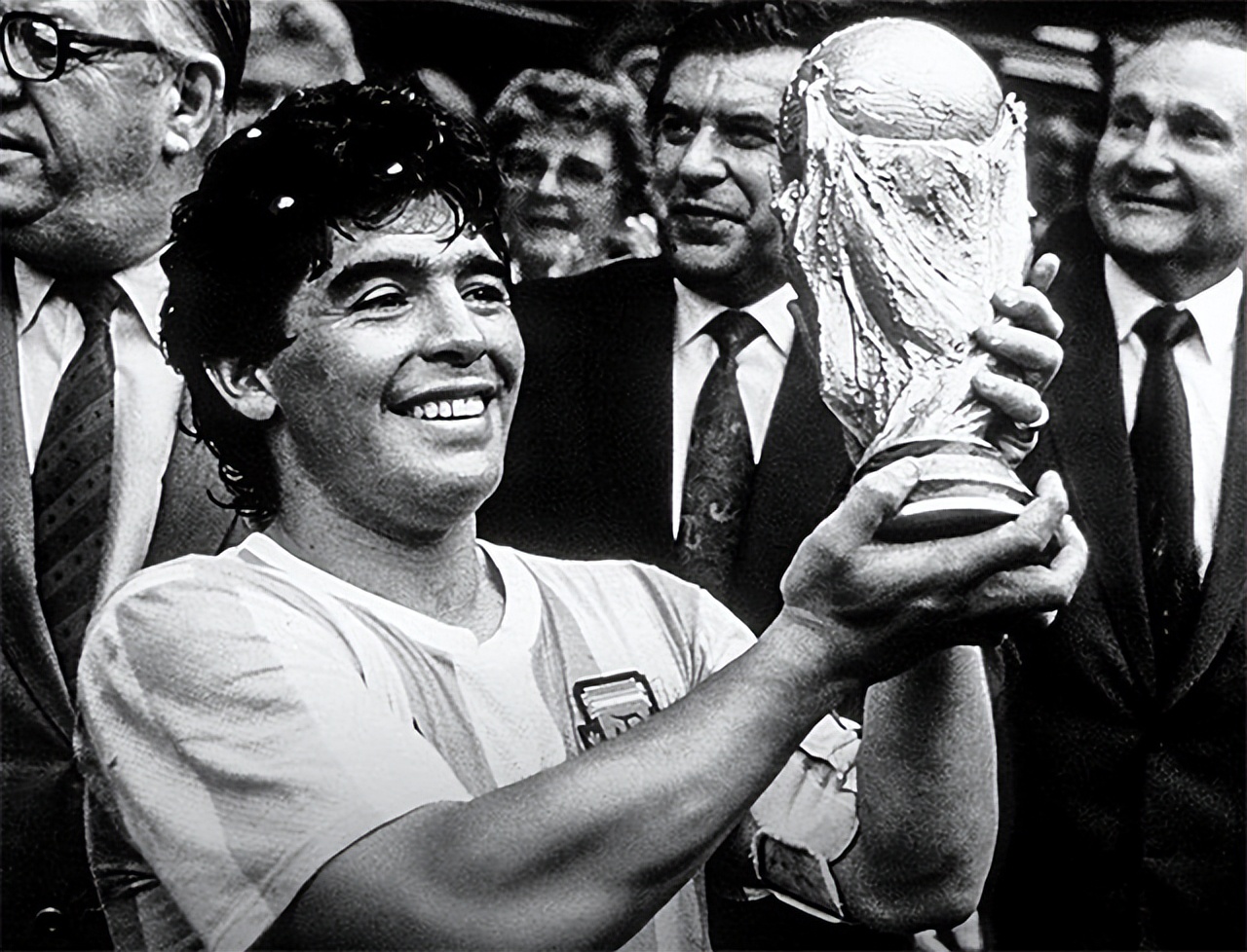 20年马拉多纳60大寿的最后露面:走路踉跄,3天后因头部撞击入院