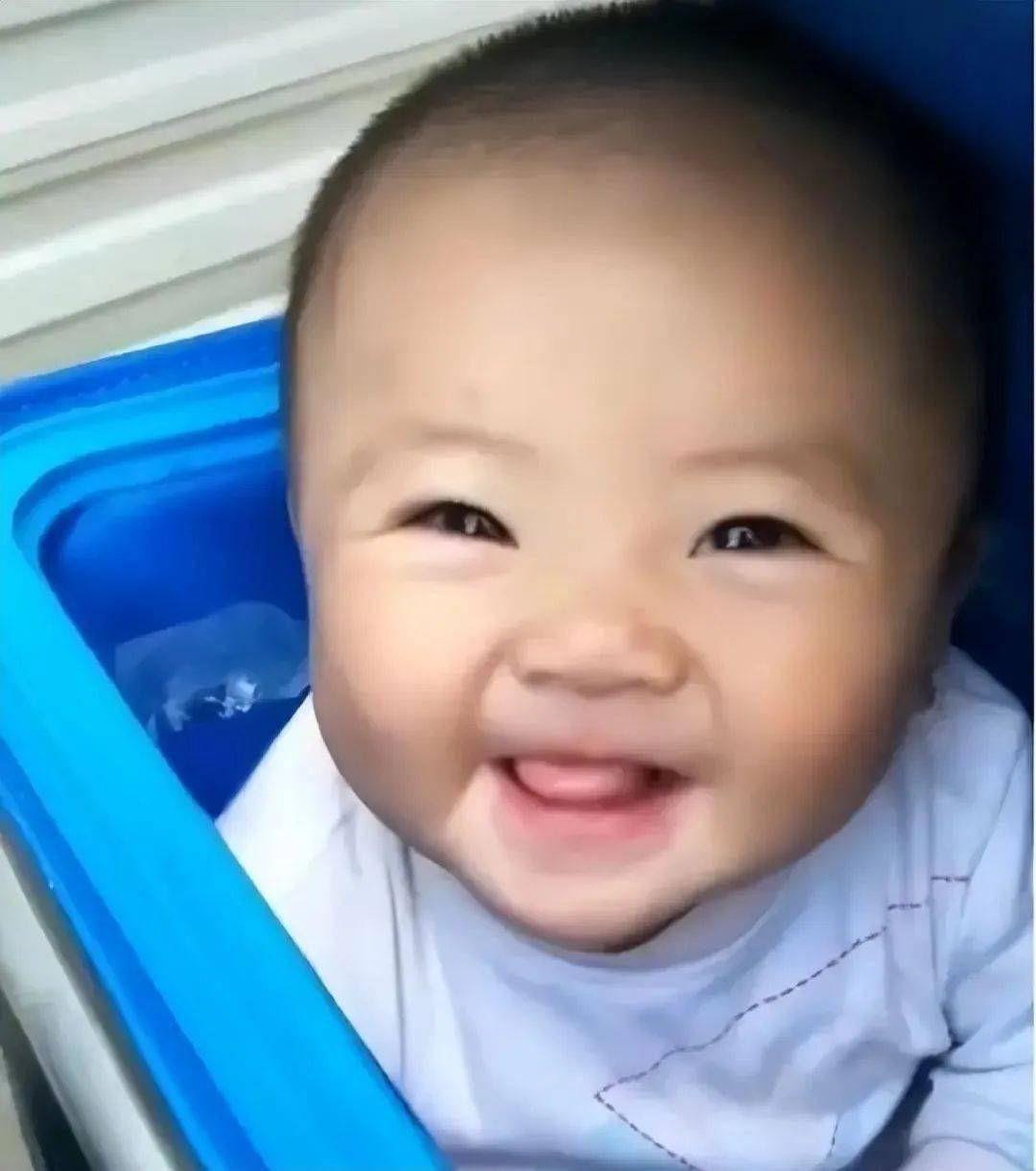 安徽送外卖小哥带着女儿,90后小哥带着孩子送外卖后续