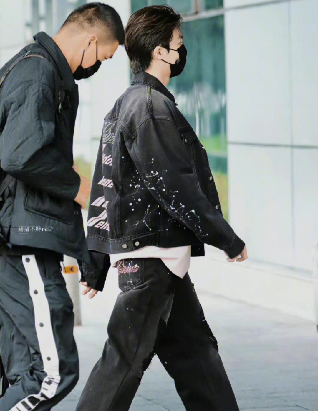 陈立农机场蓝色外套,陈立农巡演牛仔褂