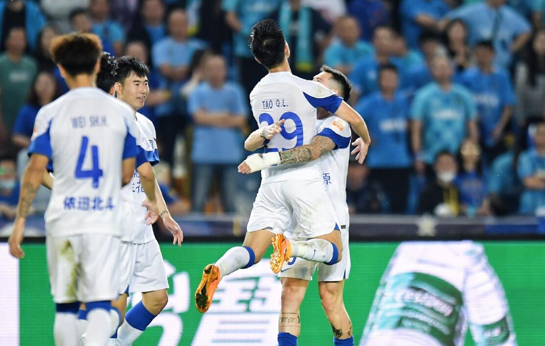 上海申花遭遇惨烈首败,马镇挥拳染红,愤怒的武汉三镇暴揍升班马