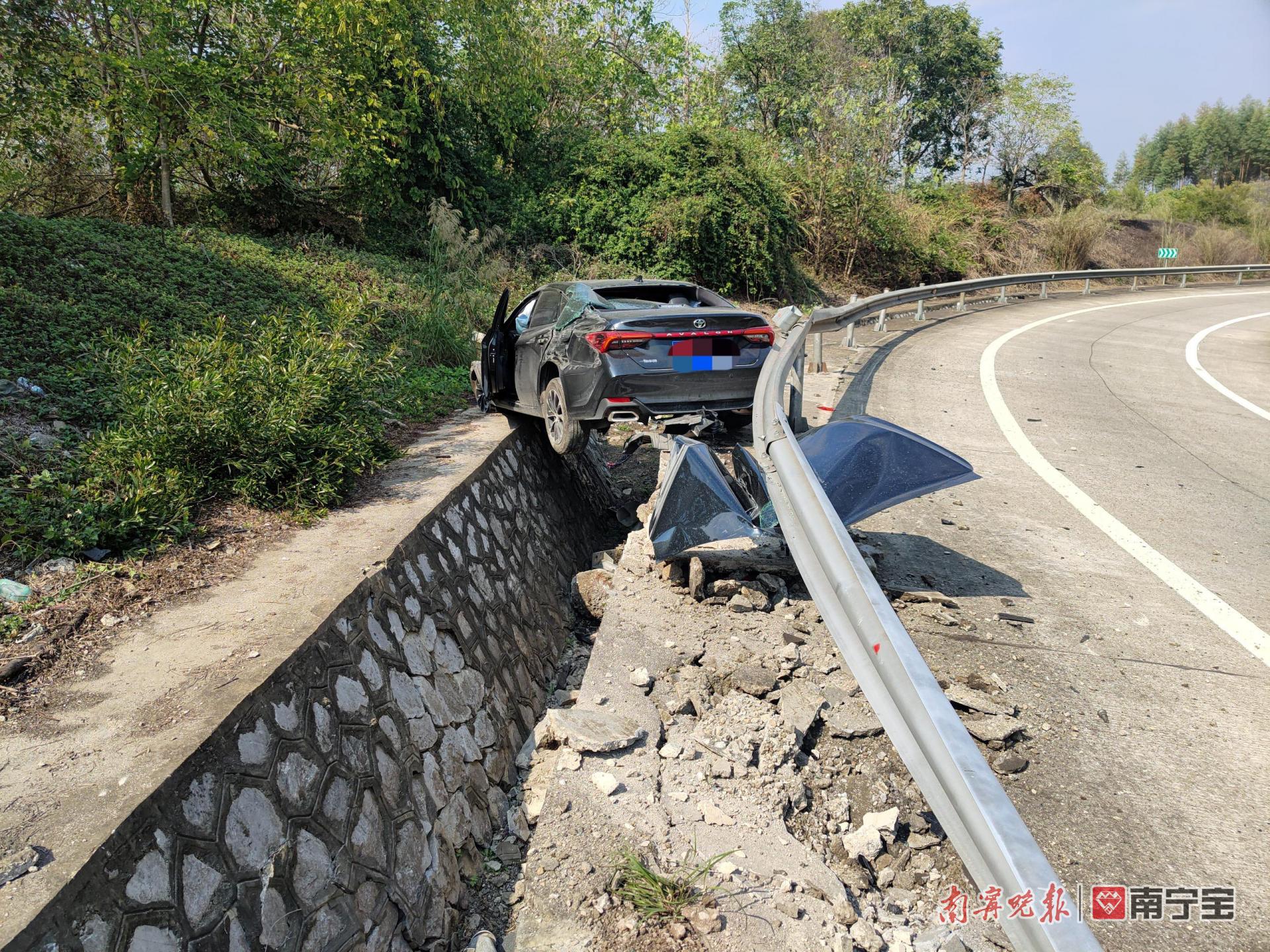 开车撞护栏赔了两万,男子开车撞护栏后续
