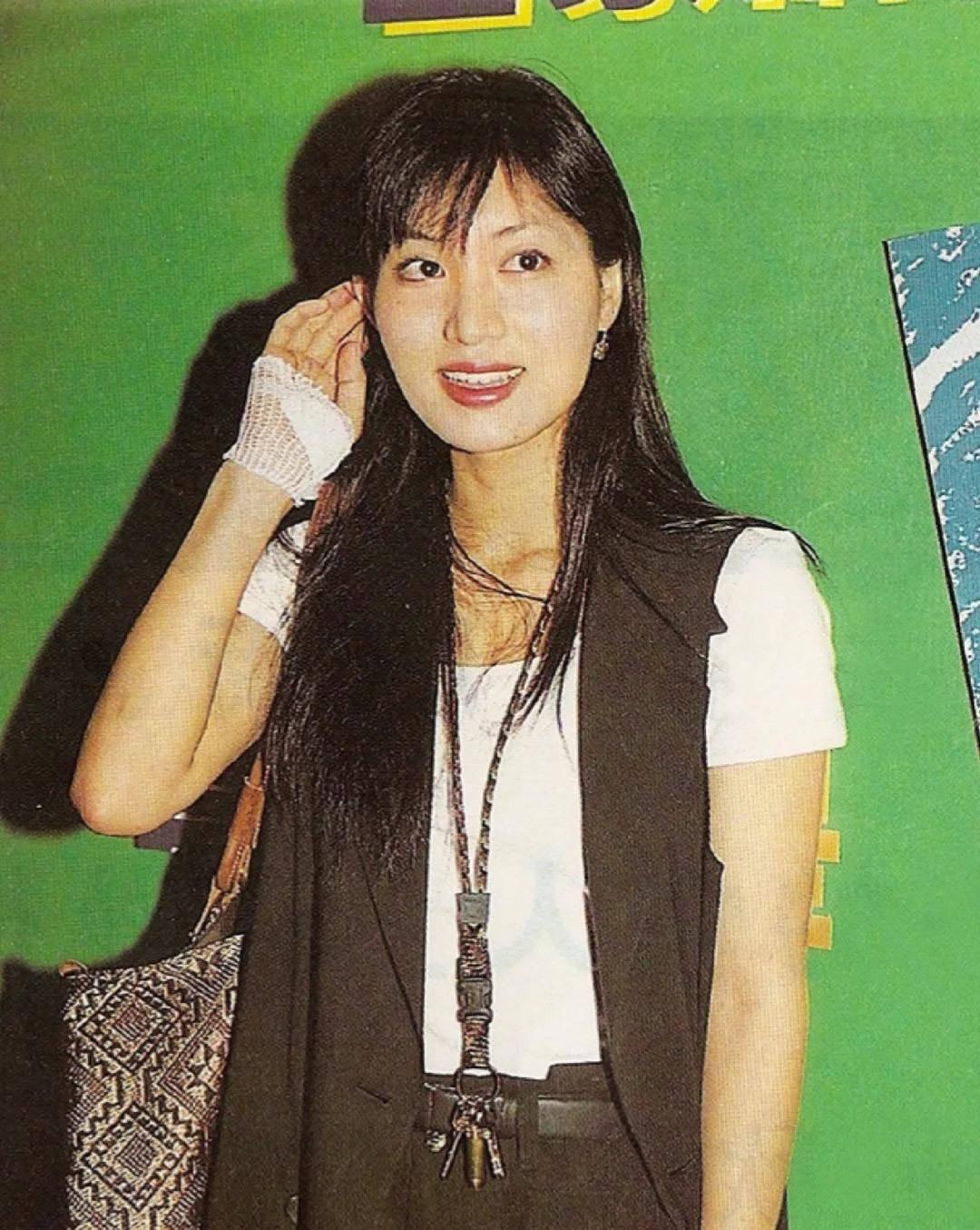 女子身穿日本侵华军装照片,女子穿侵华日军服装摆拍新闻视频