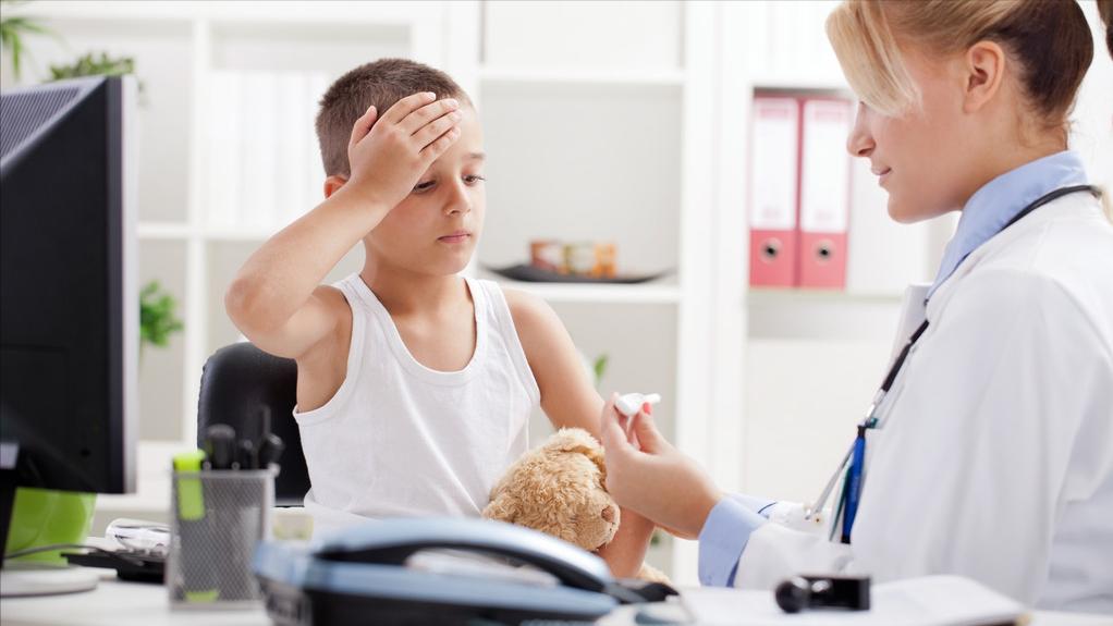 15岁男孩检查出脑肿瘤怎么办,小孩15岁胶质瘤前期的症状