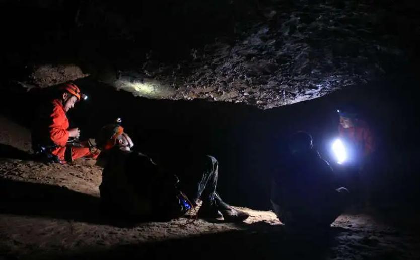 美国男子进入无人区视频,美国男人进入神秘洞穴探险