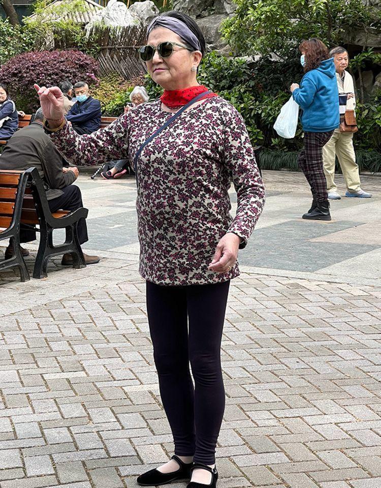 韩国最美“第一夫人”，穿搭“穿松不穿紧”，不露身材却显优雅