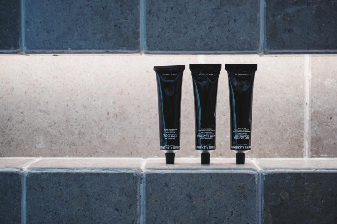 三亚沙滩和碧海蓝天,三亚有清澈的海水和美丽的沙滩