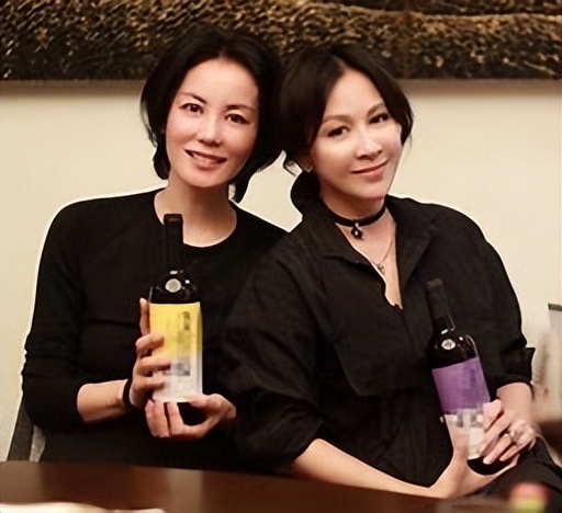 谢霆锋霍汶希杨受成王菲,王菲商场买手表