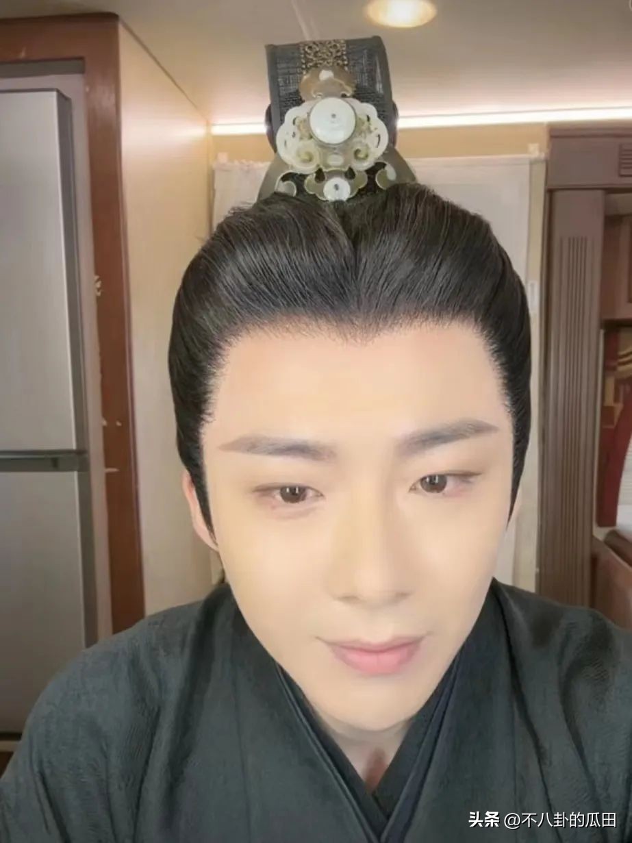 又来8个瓜！网暴出轨、多人运动、剧组夫妻，娱乐圈太疯狂了