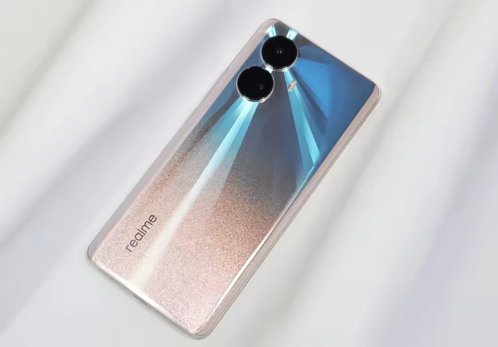 外观极为相似，荣耀70和真我10Pro+对比，买谁更划算？