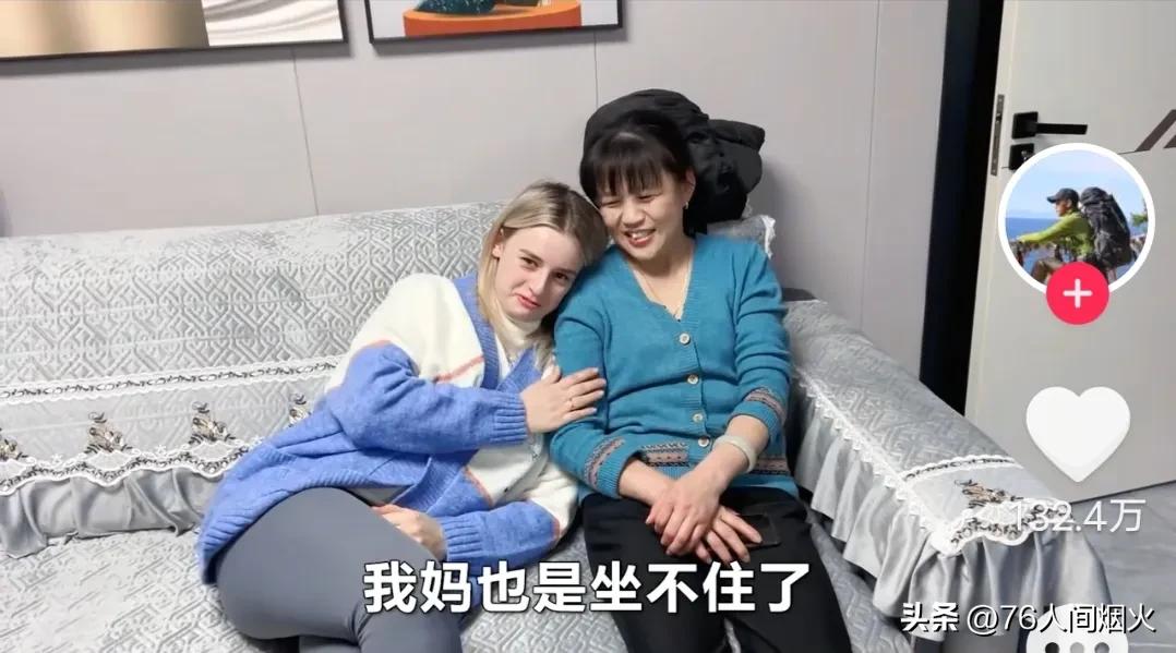 中国小伙在俄罗斯给洋媳妇买礼物,中国女婿带中国礼物回俄罗斯