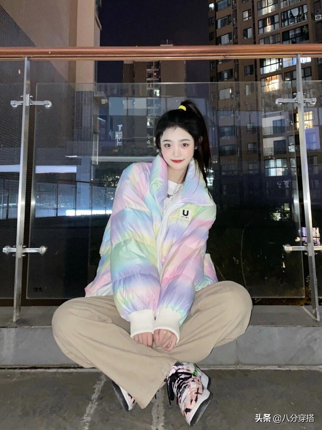 小个子短款羽绒服配什么裤子好看,小个子白色短款羽绒服