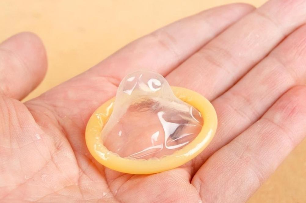 避孕套前面的尖尖有啥用？关于避孕套的这些知识，男女都该了解下