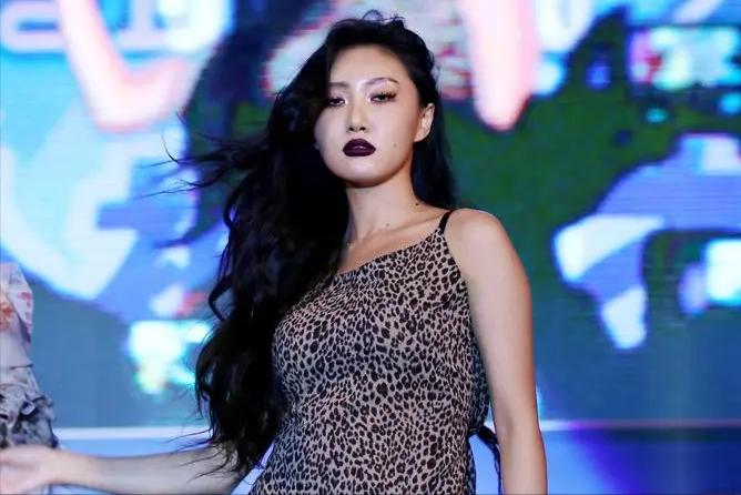 女星华莎被举报,华莎被告涉嫌演出淫乱罪