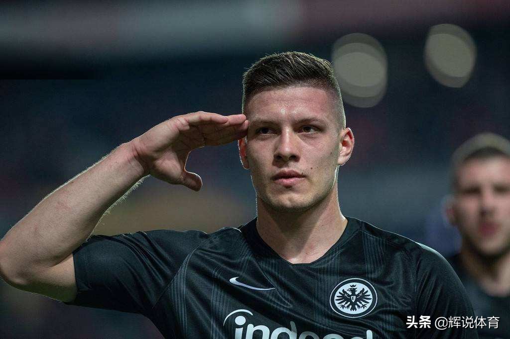 队徽是一只鹰的国家队,队徽是鸟的球队