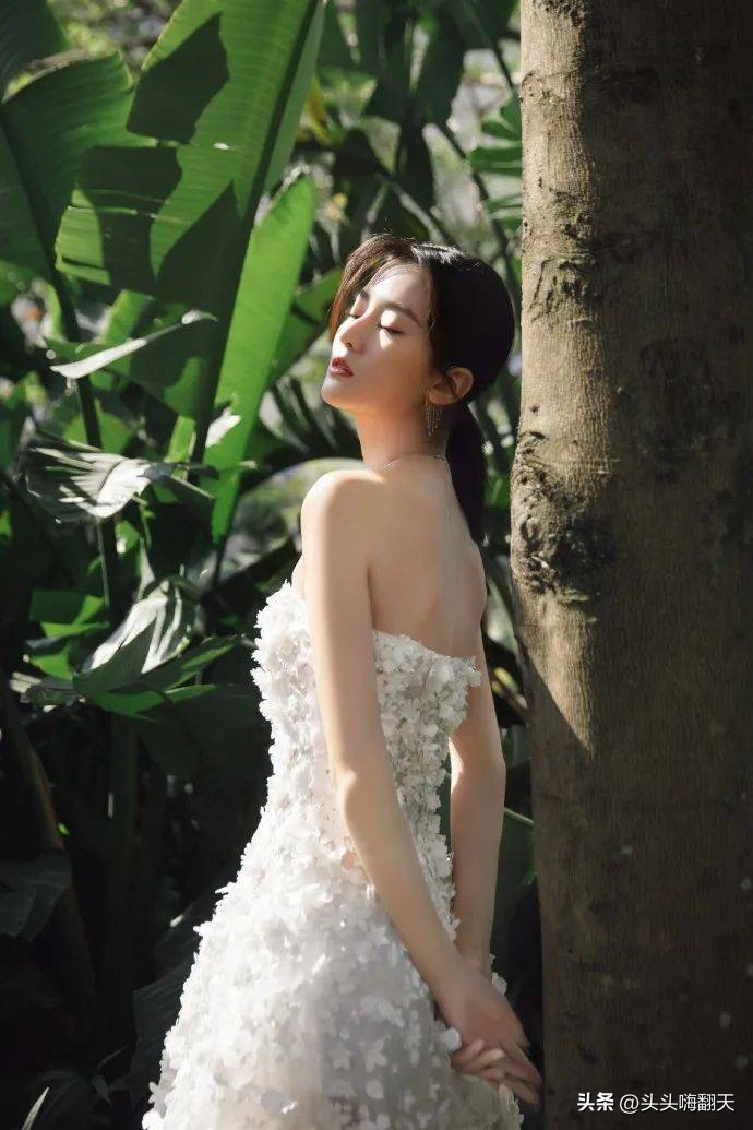 乔欣穿白色吊带裙仙气飘飘,乔欣抹胸白裙浪漫优雅写真